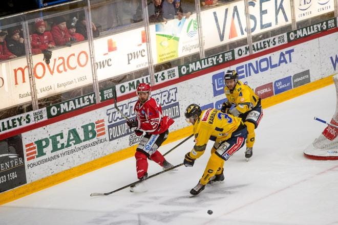 Andrew Kozek (vas.) kohtasi Keni Karalahden ja Teemu Suhosen. KUVA: JAAKKO ELENIUS