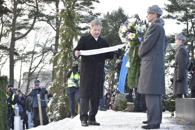 Tasavallan presidentti Sauli Niinistö luki seppelenauhan tekstin laskiessaan seppeleen Hietaniemen hautausmaan sankariristillä Helsingissä itsenäisyyspäivänä. KUVA: Kimmo Penttinen