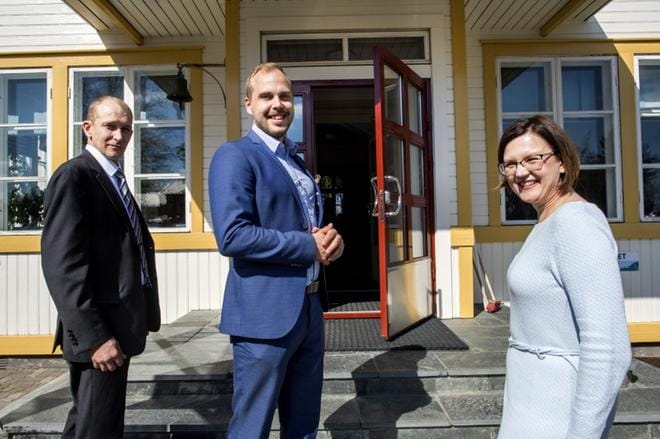 Puheenjohtajisto jatkaa entisellä kokoonpanolla: Puheenjohtajaksi valittiin Martin Norrgård (kuvan keskellä) ja varapuheenjohtajiksi Brita Brännbacka-Brunell ja Henrik Antfolk. KUVA: CLAS-OLAV SLOTTE