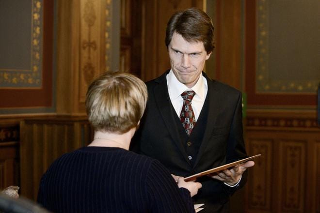 Perhe- ja peruspalveluministeri Annika Saarikko palkitsi Topi Linjaman Vuoden Isä 2018 -palkitsemistilaisuudessa Helsingissä. KUVA: LEHTIKUVA/AKU HÄYRYNEN