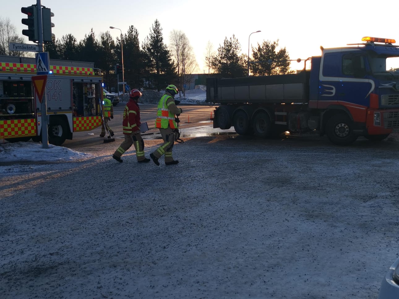 Henkilöauto ja kuorma-auto kolaroivat Nuottasaarentien ja Tyrnäväntien risteyksessä.