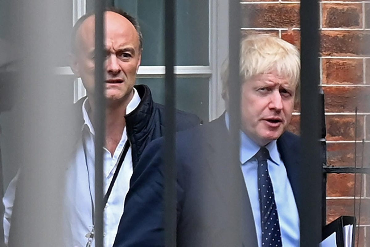 Boris Johnson on viime viikkoina ollut kohun keskellä pandemian ajan juhlinnasta. Kuvassa takana Johnsonin entinen neuvonantaja Dominic Cummings. Kuva vuodelta 2019. LEHTIKUVA/AFP