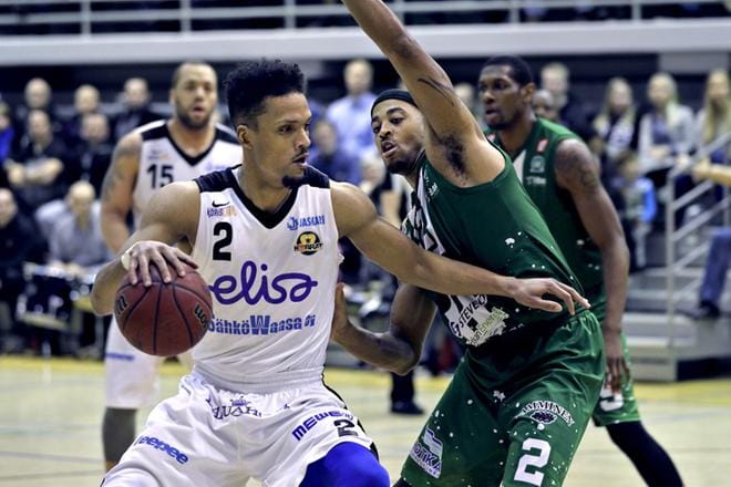 Kobrien Damon Williams (vas.) ohitti KTP:n Monyea Prattin. KUVA: HEIKKI HAKANEN