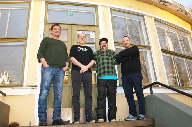 Jouni Jaskari, Timo Tiilikka, Kuningas Pähkinä ja Setä Tamu ovat yhtä mieltyä, että Villa Sandvikenin puisto on erinomainen paikka festivaalin järjestämiseen. FestiVilla ja Rockperry järjestetään ensi vuonna 12.-13.6. Kuva: Katja Lahti