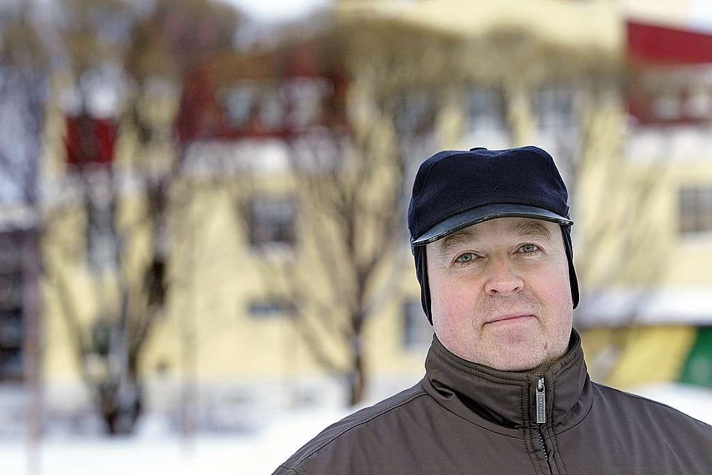 Omaehtoinen opiskelija Eero Multasuo opiskelee Oulun seudun ammattikorkeakoulussa sosionomiksi. "Olen ollut todella tyytyväinen tähän mahdollisuuteen. Opetuksen taso on ollut hyvä. Toivottavasti ammattikorkeakoulupaikkojen supistaminen ei vaikuta negatiivisesti meihin omaehtoisiin opiskelijoihin", Multasuo sanoo.