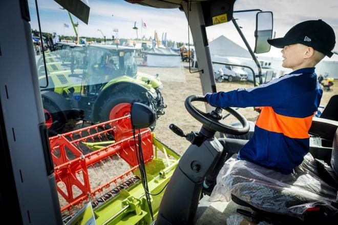 Seitsemänvuotias Iisakki Kangas löysi Okra-näyttelystä puimurin, joka osoittautui kuitenkin pienemmäksi kuin mitä isällä kotitilalla Lapualla on käytössään. KUVA: RIITTA SALMI