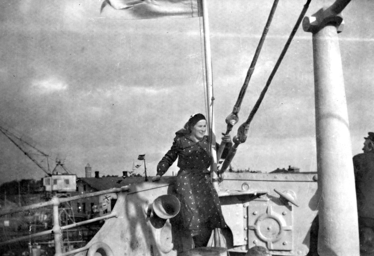 Hailuotolainen Helvi Isola-Pernula sillilaivassa Islannin vesillä 1930-luvun lopulla.