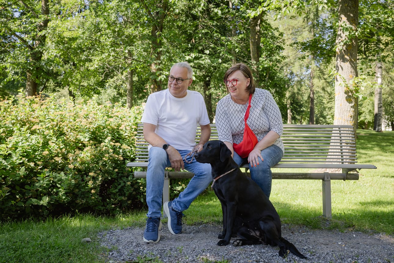 Kokemukset jättivät Hans Koskelaan ja Anne Sid-Koskelaan syvän jäljen. Kun perheeseen muutti toukokuussa labradorinnoutaja Notta, he eivät aluksi hankkineet sille edes omaa vesikuppia. He eivät uskaltaneet luottaa siihen, että saisivat pitää koiran.