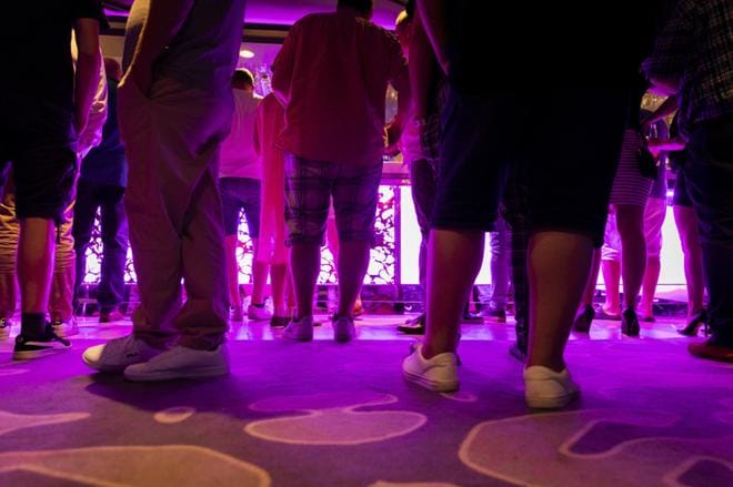 Risteilyn yökerhossa turvavälit unohtuivat kesällä. Ravintoloiden aikaisempi sulkeminen ei kuitenkaan lopeta juhlimista ja koronan leviämistä. KUVA: Arttu Laitala