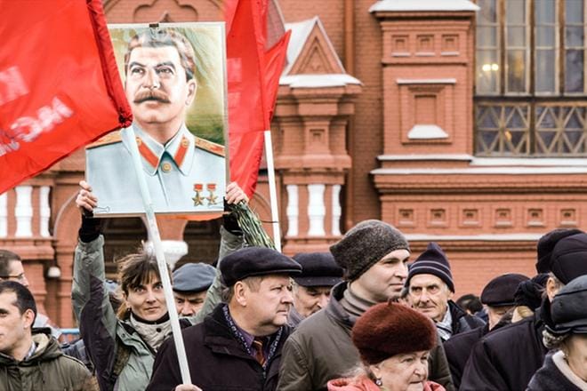 "Stalinin leireillä oli todellisia valtion vihollisia. Heidät vapautettiin ja vuonna 1990 he tuhosivat maan", Stalin-fanit selittävät. Kuva: Ylen kuvapalvelu