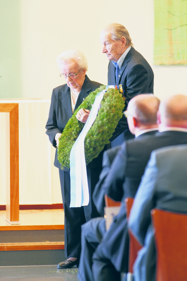 Juhlan päätteeksi seppelpartio lähti sankarihaudalle.