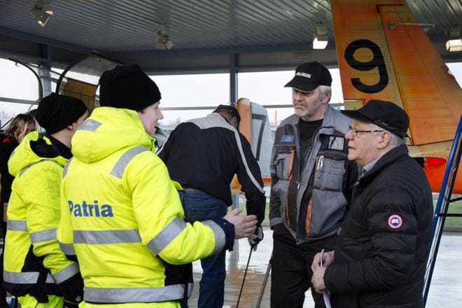 Olavi Alanko ja Unto Haapamäki neuvottelivat Patrian lentokoneasentajien Martti Suomelan ja Hannu Körkön kanssa Vinkan siipien asentamisen aikataulusta tiistain ja keskiviikon aikana. Nykypäivän ammattilaiset tarvitsivat siipien asennukseen avukseen vitriinin olosuhteissa ainakin kolmea Lentosotakoulun Killan jäsentä. KUVA: JUHA AHO-PYNTTÄRI