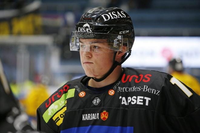Kärppien nuorten maailmanmestari Rasmus Kupari ei pelannut Sportia vastaan. Kupari on sivussa 2-3 viikkoa. Kuva Timo Heikkala.