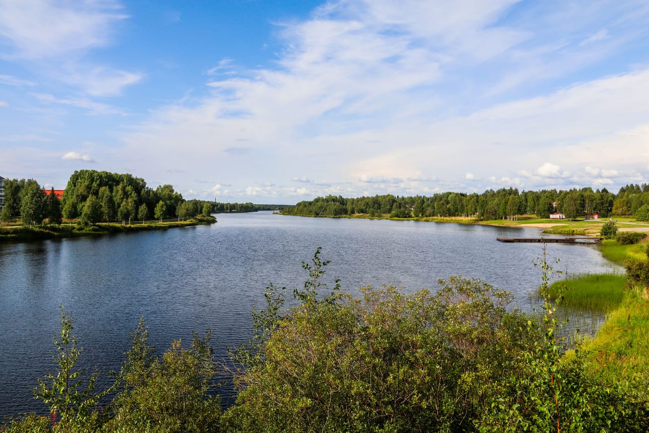 Näkymä Kitisen sillalta pohjoiseen päin. Kevyen liikenteen silta sijoittuisi noin 500 metriä sillasta pohjoiseen.