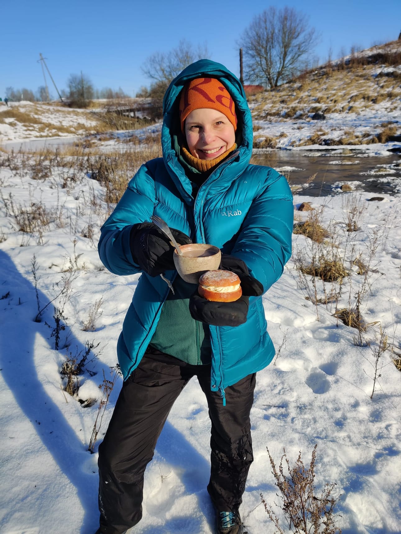 Helpoin ratkaisu retkijälkkäriksi on ottaa mukaan jotain valmista. Kaisa Liesmäelle maistuu laskiaispulla.