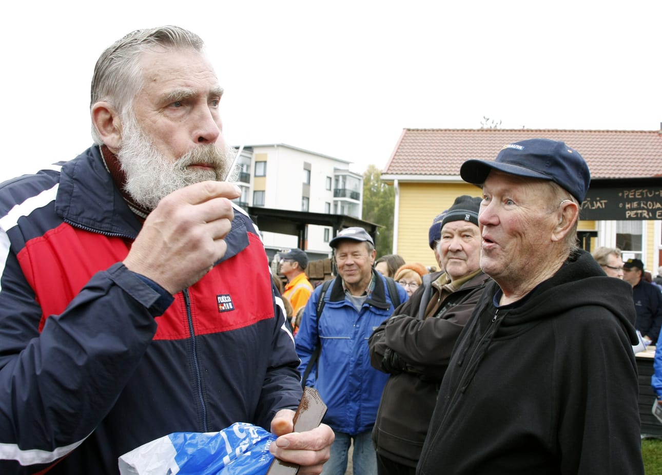 Viime vuonna Tyrnävä-pihalla oli vieraana hiihtäjälegenda Juha Mieto, jonka pakeilla moni kävi vaihtamassa kuulumisia. Tänä vuonna markkinavieraita ovat varmasti kiinnostuneita televisiosta tuttujen kokkien, Henri Alénin ja Tommi Tuomisen vierailusta.