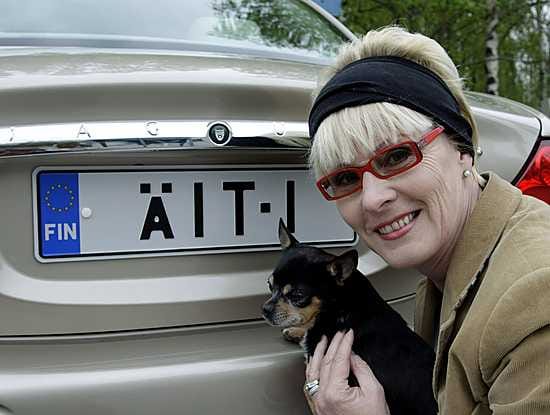 Hilkka Hakola poseeraa ÄIT-1-rekisterikilpisen Jaguarinsa vieressä yhdessä Coco-koiransa kanssa.