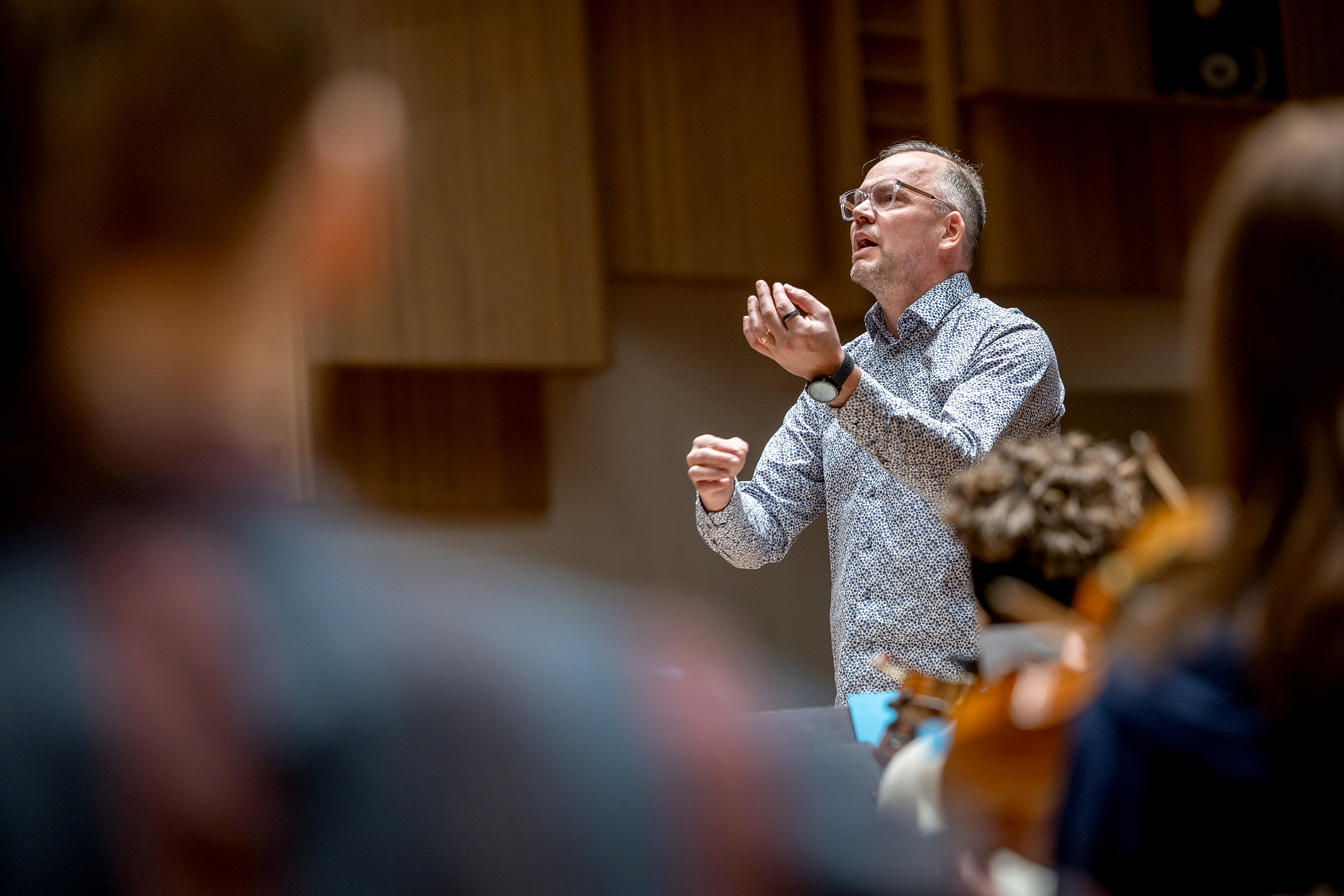 Oulun hiippakunnan oratoriokuoro esitti kevättalvella Bachin Matteus-passion yhteistyössä Oulu Sinfonian kanssa. Musiikin johdosta vastasi Raimo Paaso. Kuva harjoituksista.
