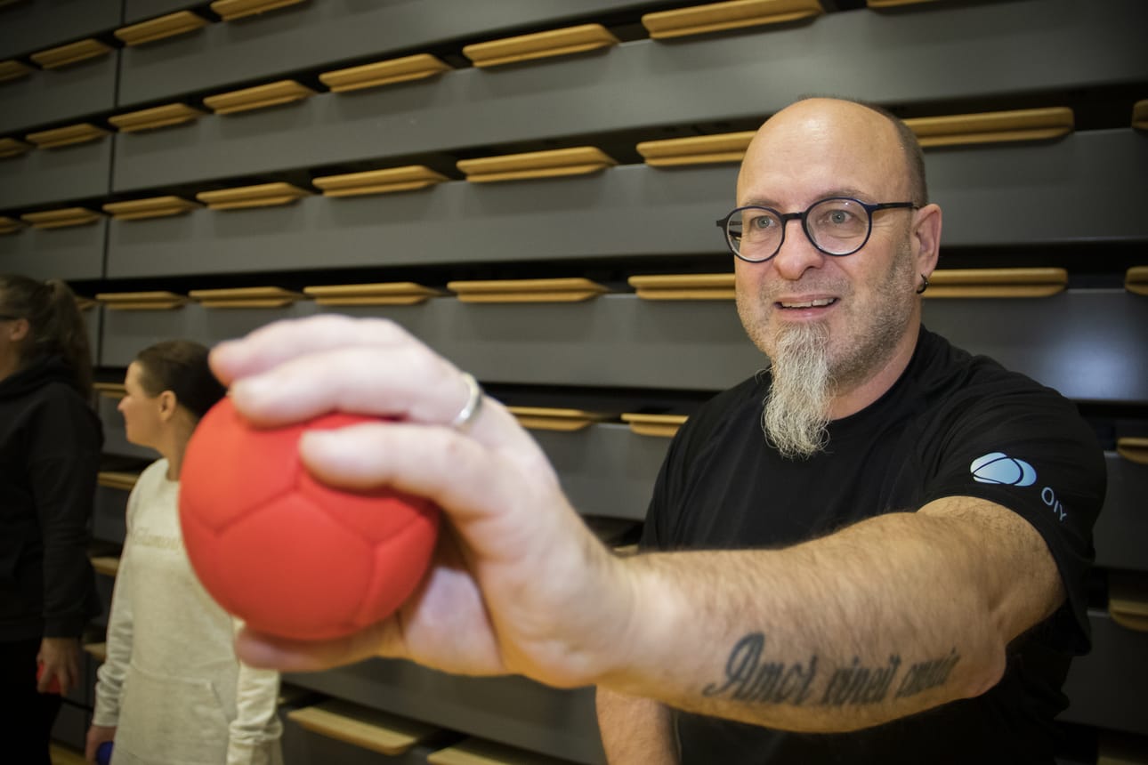Kempeleläinen Mika Raudasoja on innokas boccian harrastaja. Kesäisin bocciaa voi pelata ulkona hieman toisenlaisilla palloilla ja aavistuksen isommalla kentällä.