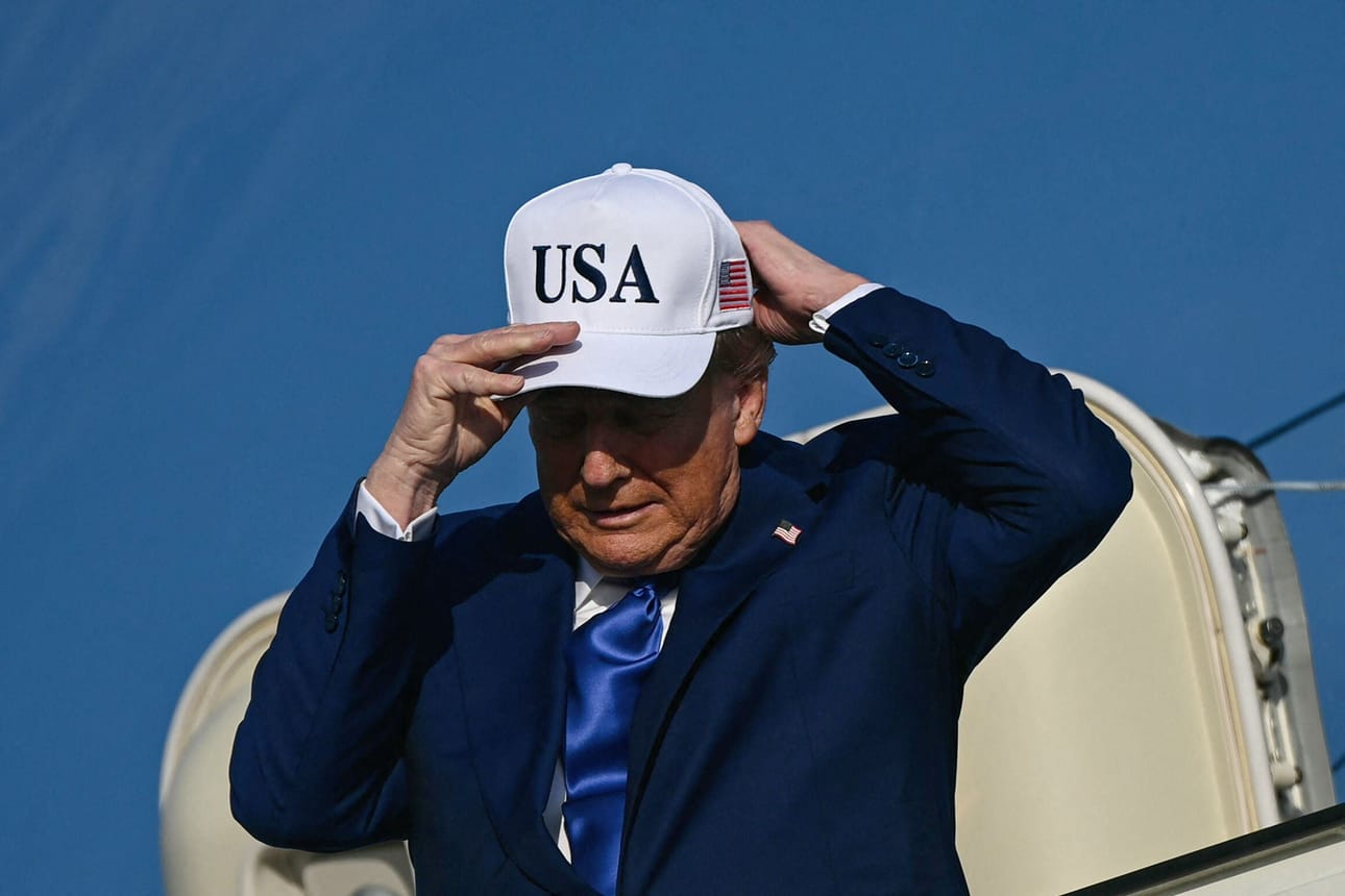 Presidentti Trump laittoi lippalakin päähän laskeuduttuaan Hollantiin. LEHTIKUVA/AFP