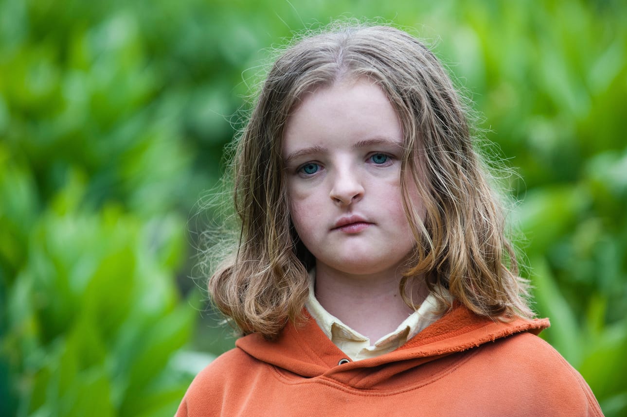 Kun Grahamin suvun matriarkka Ellen kuolee, hänen tyttärensä perheelle alkaa paljastua mystisiä ja yhä pelottavampia salaisuuksia suvun taustasta. Millie Shapiro on pikkusisko Charlie.