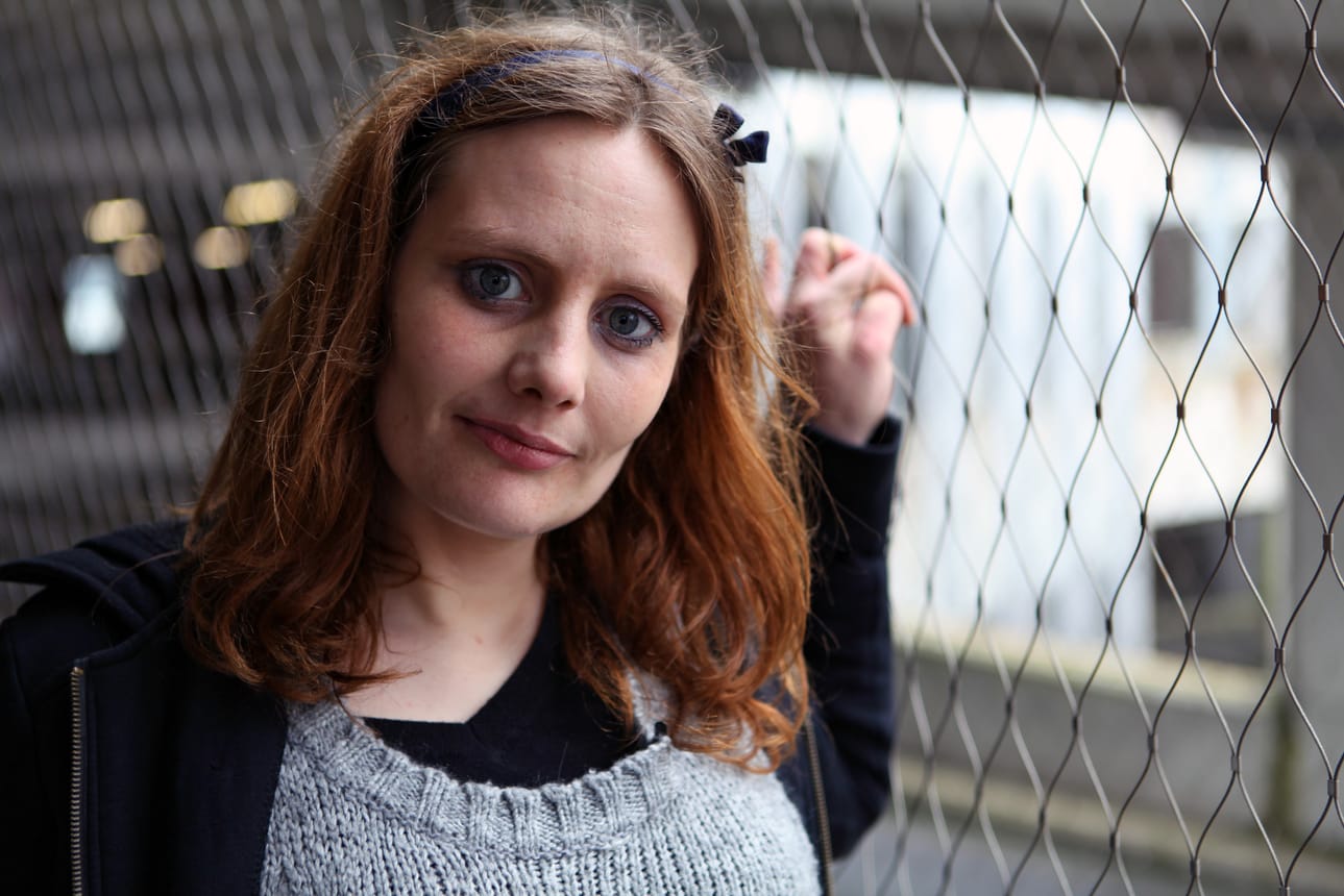Myymälävarkauksista tuomittu Gemma majailee vankilasta vapautumisensa jälkeen parkkihallissa.