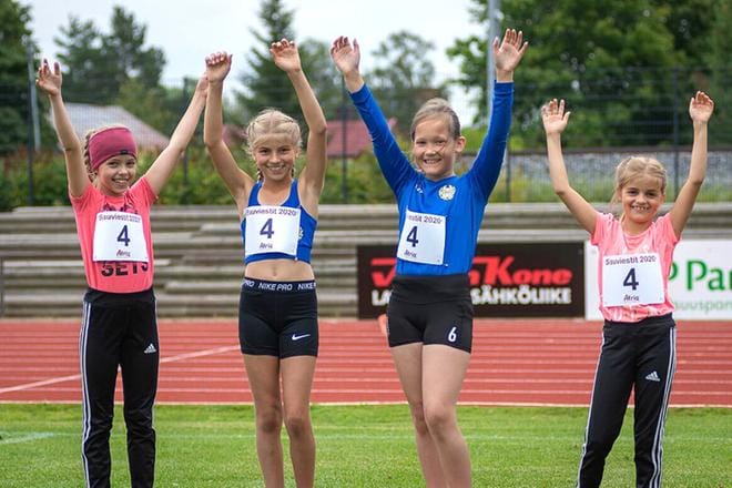 Ilona Takala valmistautuu T15-sarjan seiväshyppysuoritukseen seuracupin finaalissa Ikaalisissa 5.9.