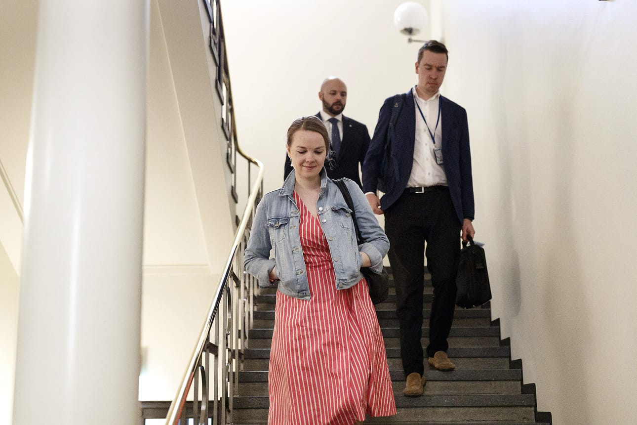 Keskustan puheenjohtaja Katri Kulmuni poistumassa eduskunnasta ilmoitettuaan perjantaina eroavansa valtiovarainministerin tehtävästä.