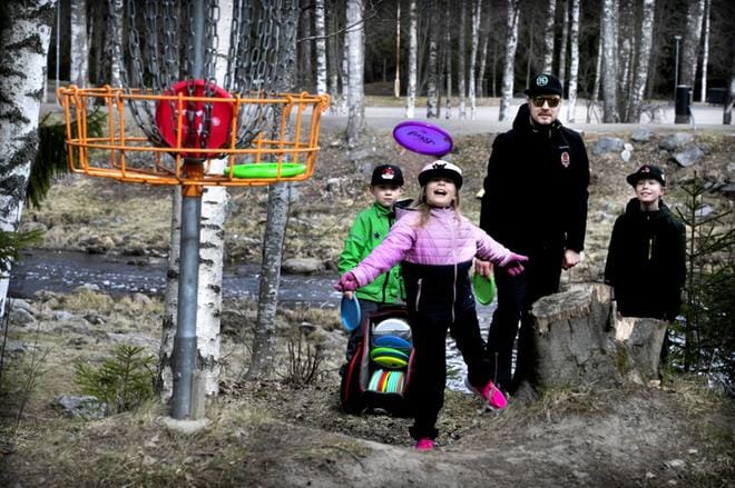 Frisbeegolf on myös koko perheen yhteinen harrastus. Helmi Tulisalon taidonnäytettä ihailevat Törnävän radalla Eeli, Lenni ja isä-Markku Tulisalo. KUVAT: JOUKO HÄNNINEN
