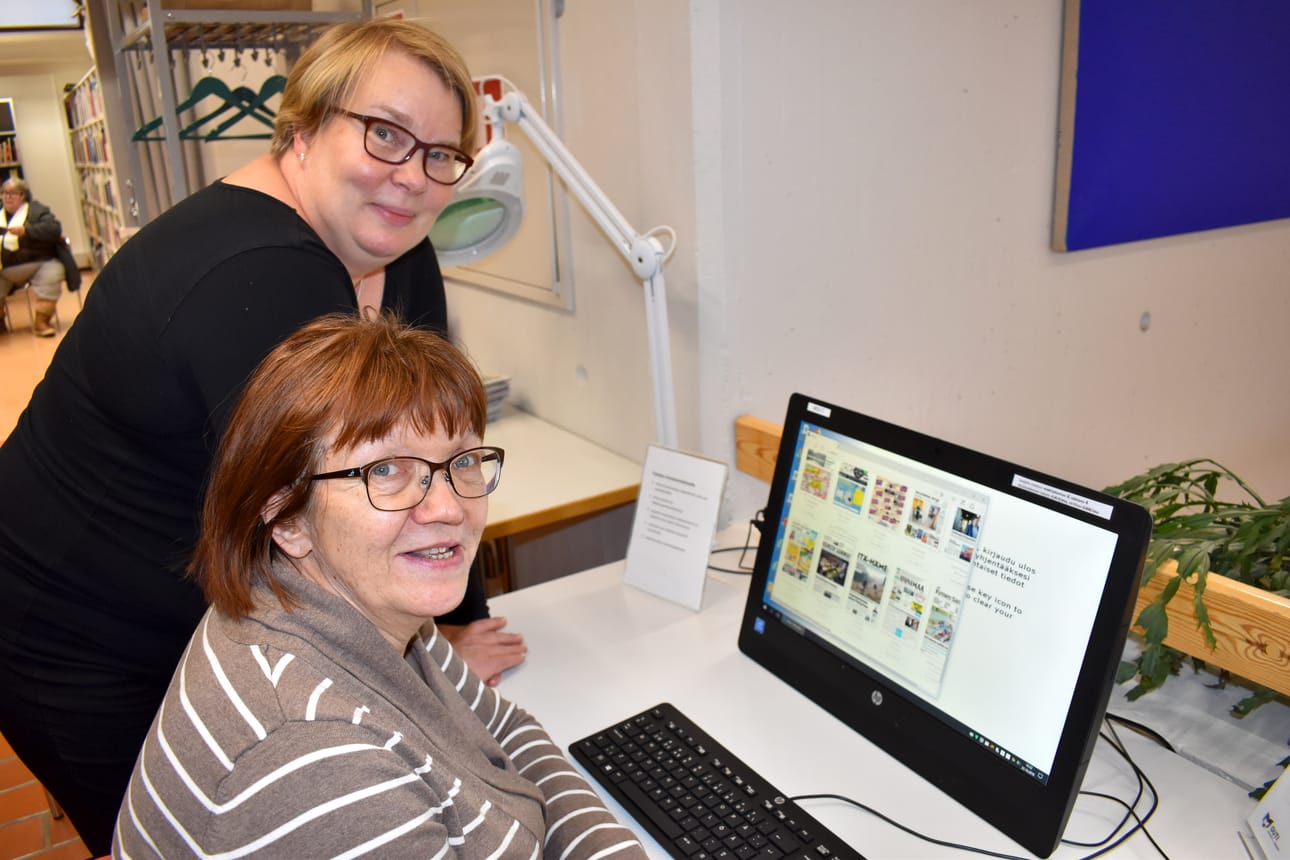 Ritva Niemeläinen (edessä) ja Erja Paakkari kannustavat ikäihmisiä lähtemään mukaan digikummitoimintaan. Vapaaehtoistyön palkkana on hyvä mieli molemmille osapuolille.
