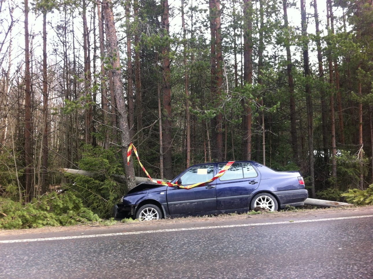 Auto katkaisi ulosajossa sähköpylvään.