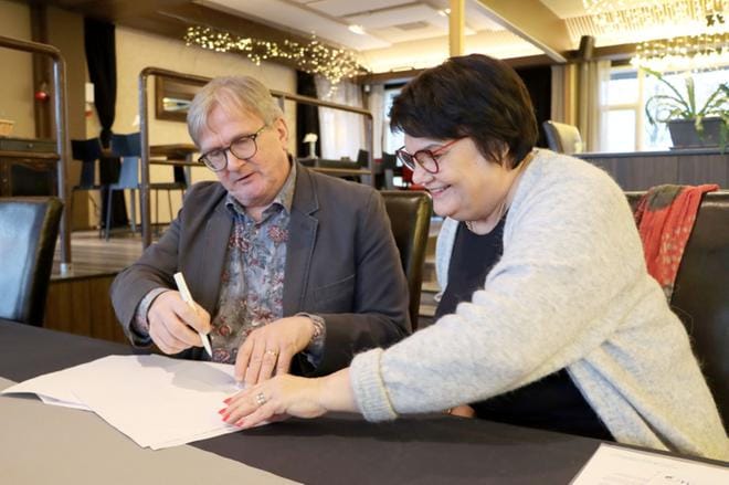 Arto Juurakko ja Aino Lamminmäki allekirjoittivat sopimuksen historiikin kirjoittamisesta viime viikolla. KUVA: EEVA-LIISA KULJU