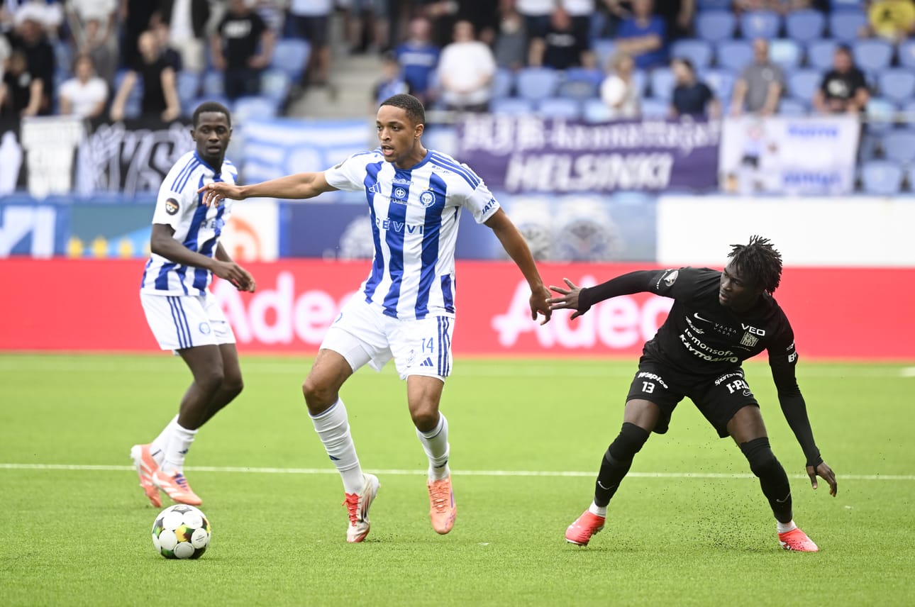 VPS:n Oluwaseyi Ogunniyi saa pelikaverin tanskalaisseurastaan AC Horsensista, johon Ogunniyi on palaamassa lainasopimuksen päätyttyä kauden lopussa. HJK:n Leonel Montano on ehtinyt palloon ennen Ogunniyitä.