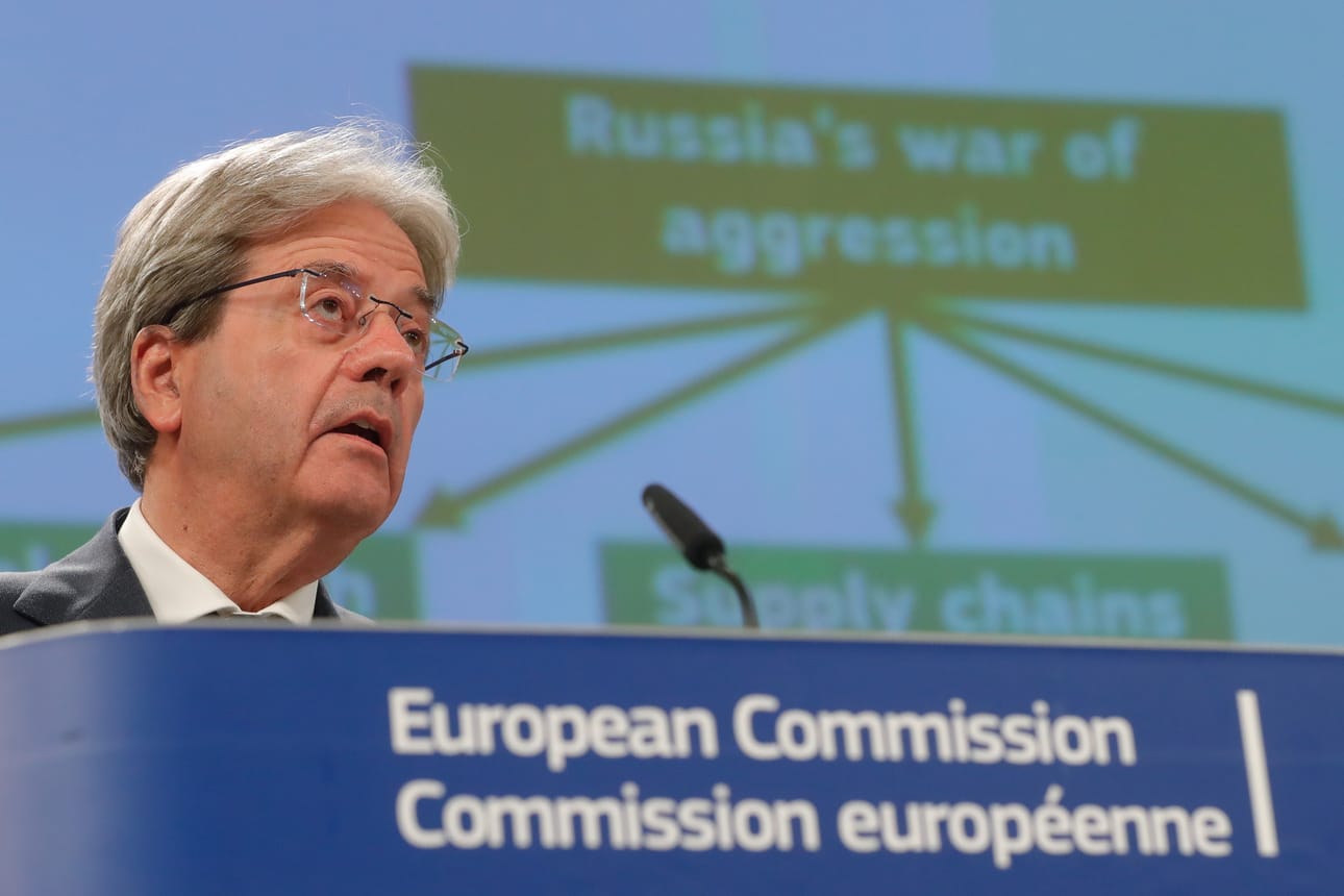 Talouskomissaari Paolo Gentiloni esittelemässä Euroopan komission talousennustetta Brysselissä. Hänen mukaansa Ukrainan sota on heikentänyt Euroopan talousennustetta. Yksityinen kulutus ja hyvä Euroopan työllisyystilanne kuitenkin tukevat Euroopan taloutta vaikeina aikoina.