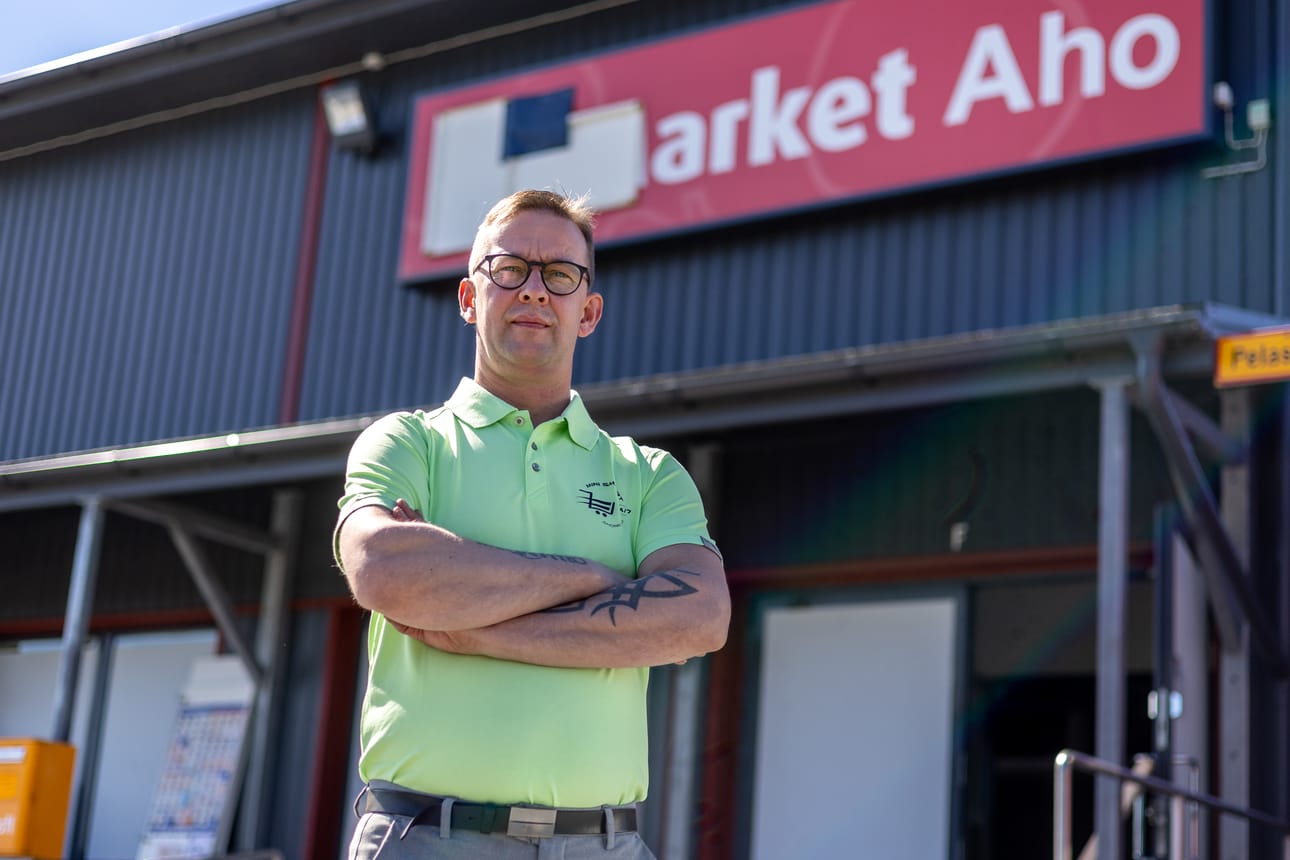 Yrittäjä Petri Jaakkolalla pitää kiirettä, sillä itsepalveluun ja automaatioon perustuva lähikauppa on tarkoitus avata ensi kuussa.