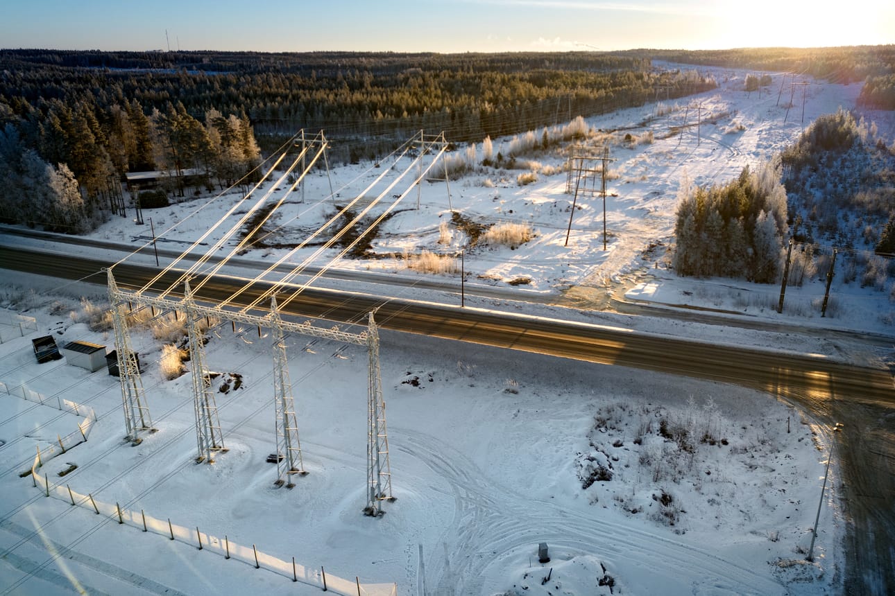 Nämä voimajohdot tulevat Alakylän sähköasemille kantatien 67 yli Sevon suunnasta.