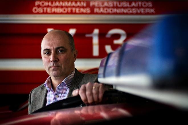 Reijo Malkamäki toivoo, että mahdollisimman moni kotona asuva muistisairas saisi käteensä rannekkeen, jolla hänet saataisiin nopeasti paikannettua. Näin vältyttäisiin ”turhilta” etsinnöiltä. KUVA: JARNO PELLINEN