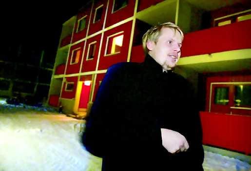 Nuori vihainen mies. Yliopistokatu 26:ssa asuva Heikki Revolle kerrottiin vasta syyskuussa, ettei Psoas voi tarjota perheelle asuntoa ja heitä pyydettiin jonoon. Muutama viikko sitten tuli soitto, jossa kerrottiin että asunto on sittenkin järjestynyt. "Olo on huojentunut. Emme tienneet minne menisimme 2 kuukauden ikäisen vauvamme kanssa, kun kotiseudullekin on matkaa 600 kilometriä", Repo toteaa.