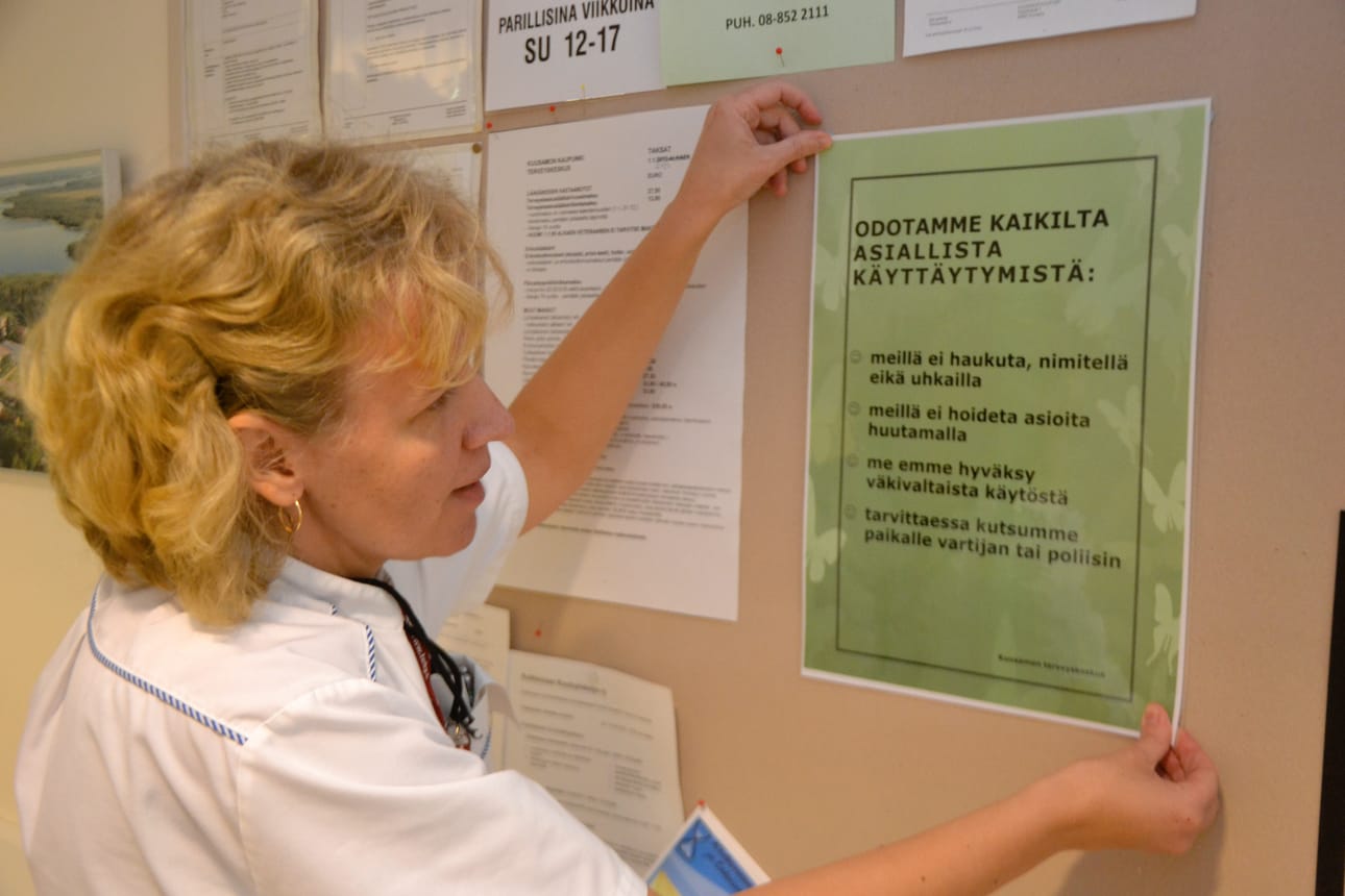 – Terveyskeskuksen julisteissa muistutetaan kaikkia asiallisesta ja kohteliaasta käytöksestä, kertoo vastaava sairaanhoitaja Iiris Pitkänen.