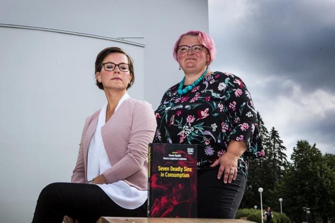 Hanna Leipämaa-Leskinen ja Henna Syrjälä ovat hyvällä tavalla ylpeitä, koska heidän kuluttamisen synnillisyyttä käsittelevä kirjansa on valmistunut. KUVA: OUTI NEUVONEN