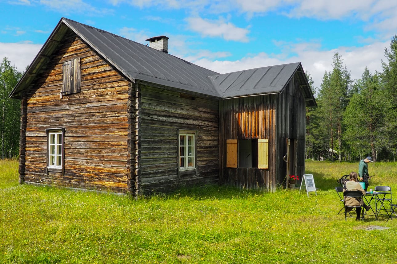 Aleksanteri Starck rakensi Tarkkalan Savukosken kairaan 1900-luvun alussa. Pisimpään isäntänä oli räätäli Juho Riikonen, jonka yhdestätoista lapsesta poika Salomo Riikonen jäi tilan viimeiseksi asukkaaksi 1980-luvulla.