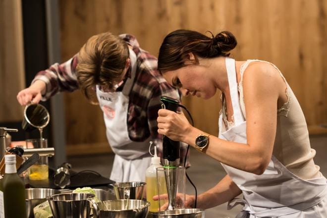 Paineet ovat kovat MasterChef-keittiössä heti alusta lähtien. Vaasalainen Ville haaveilee omasta ravintolasta, helsinkiläinen Noona puolestaan irtisanoutui työstään ohjelman kuvausten vuoksi. KUVA: LIV