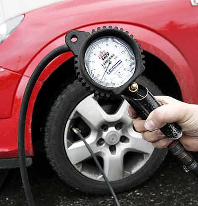 Ilma ei maksa mitään ja rengaspaineista huolehtiminen on yksinkertainen tapa säästää polttoainekuluissa ja tehdä samalla ympäristöteko. Keskivertoautoilija voi samalla säästää rengas- ja polttoainekuluissa jopa 10 euroa kuukaudessa.