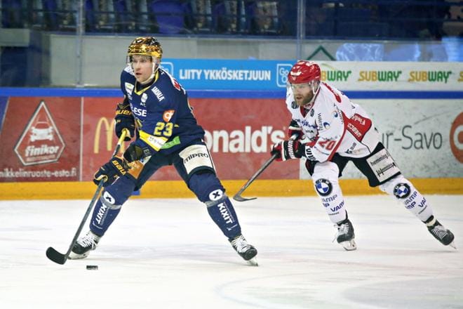 Jukurit oli niukasti Sportia parempi Mikkelissä. Turo Asplund ja Roope Talaja taistelivat tiukasti kiekosta. KUVA: TARU HOKKANEN