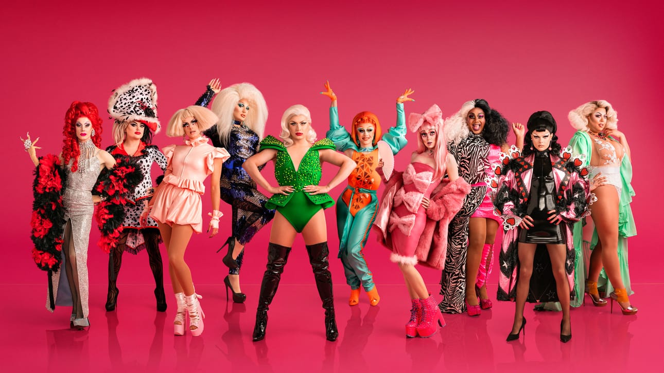 RuPaul's Drag Race UK -ohjelmassa kymmenen drag-artistia kisaa ympäri Isoa-Britanniaa.