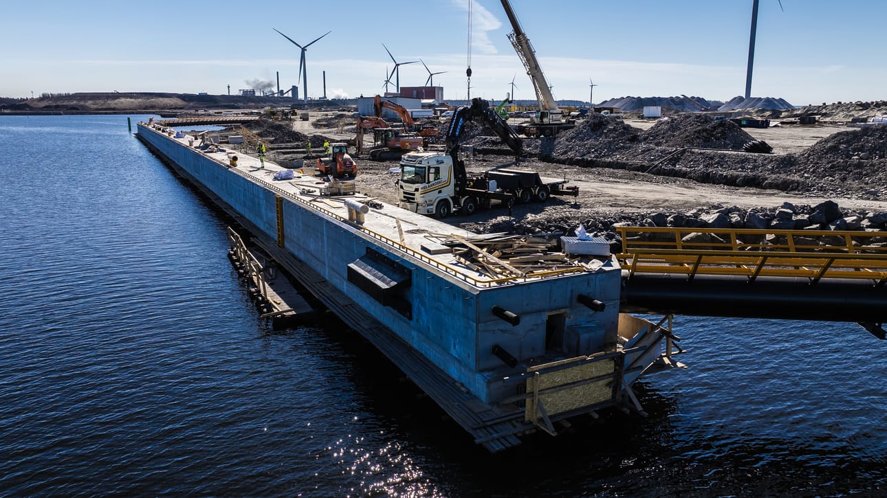 Raahen satama valmistautuu merituulivoiman rakentamiseen uudella syvälaiturilla, jonka pitäisi valmistua lokakuun puoliväliin mennessä. Samalle Elkonniemen alueelle on nyt varattu tilaa myös kahdelle uusiutuvan polttoaineen tuotantolaitokselle.