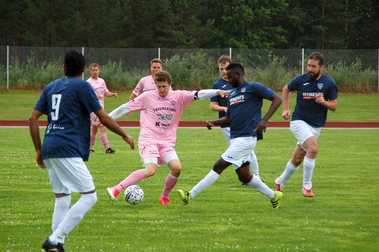 Calcion kapteeni Joel Juusola on joukkueen kantavia voimia jo kolmatta kautta. Kuvassa Juusola harhauttelee viime kesän kotiottelussa Villan Poikia vastaan.