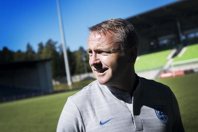 Englannin päävalmentaja Paul Simpson kertoo joukkueen viihtyneen hyvin tähän asti Suomessa. Hän toivoo, että joukkue saisi turnauksen edetessä kannattajia myös paikallisista katsojista. KUVA: TERESA NURMIOJA