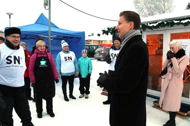 Oikeusministeri Antti Häkkänen vieraili Kauhavalla maanantaina. Hän tapasi kuntalaisia Café Niinistössä torilla. Ministerin seurueeseen kuului myös kansanedustaja Susanna Koski (oik.) KUVA: ANU NAHKALA