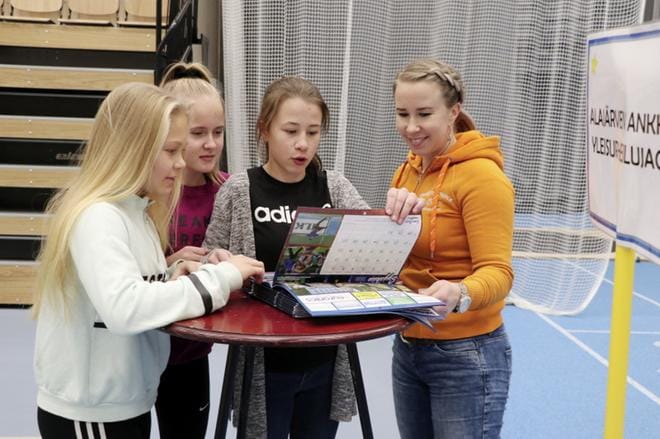 Lasten ja nuorten harrastustoiminta voi jatkua turvaetäisyydet ja hygieniakäytännöt huomioiden. Ottelut ja turnaustoiminta suositellaan järjestettäväksi ilman yleisöä ja maa-kunnallisia rajoja ylittävää kilpailu- tai ottelutoimintaa ei suositella. Kuvassa Ankkureiden yleisurheilijoita Monitoimihallin tapahtumassa. ARKISTOKUVA: SARI HEINILÄ